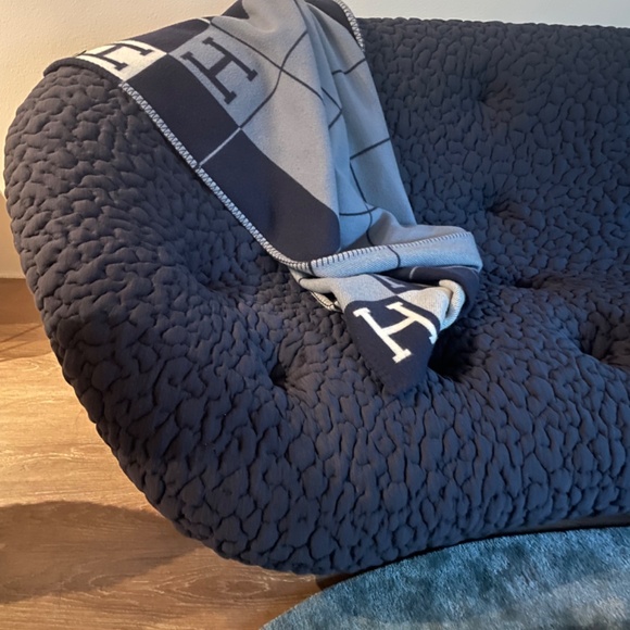 HERMÈS Wool Cashmere Avalon Blanket in Ecru and Blue - Picture 11 of 11